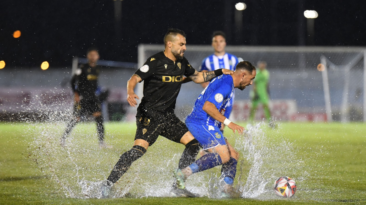 Pesca en el partido de Copa contra el conjunto gaditano de Primera División.