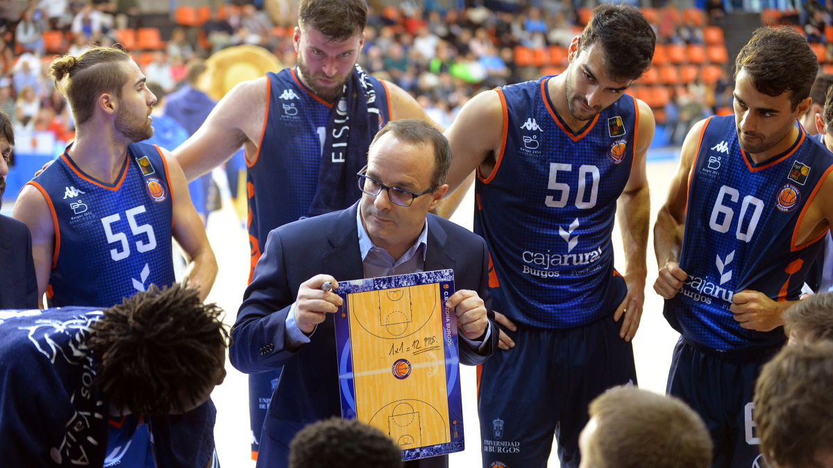 Ocampo da instrucciones a la plantilla en un tiempo muerto con la pizarra en las manos.