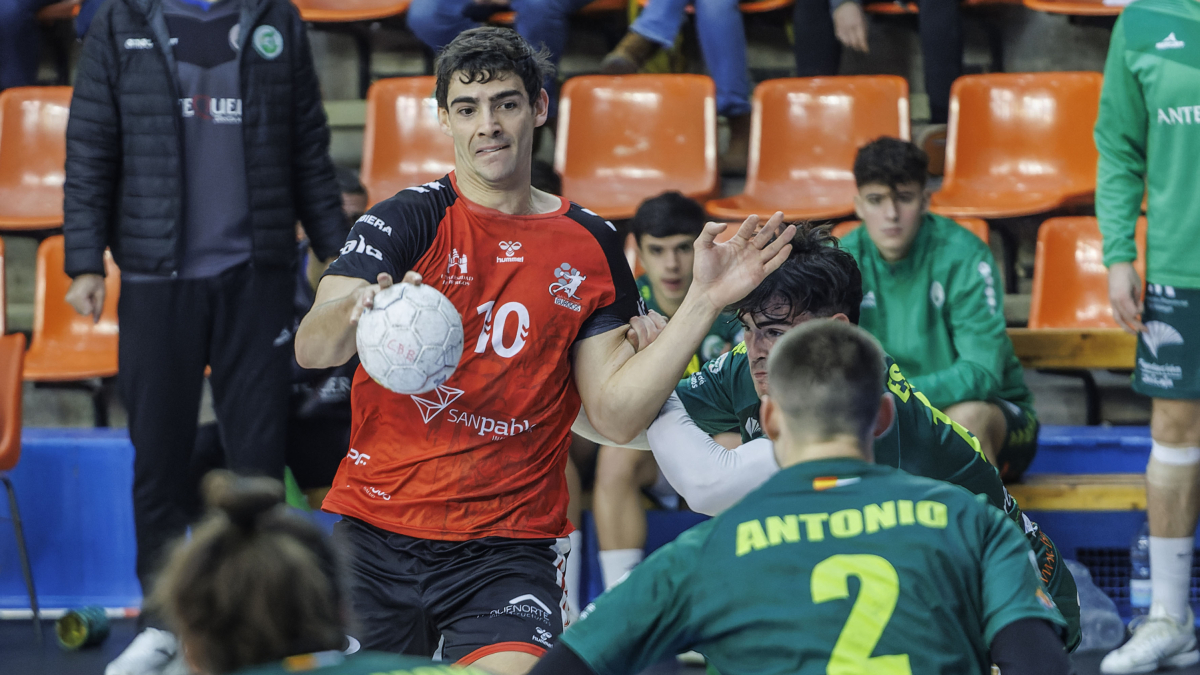 Javier Espinosa mira a portería con el balón en la mano en el partido de El Plantío contra Los Dólmenes de Antequera.