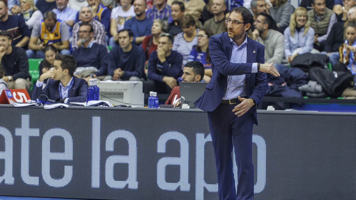 Encinas, en la banda del Coliseum en la última jornada en casa.