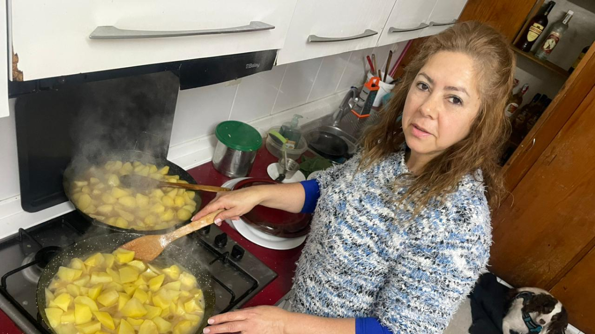 Fabiola elaborando una de sus tortillas en la cocina de Fuentelcésped.