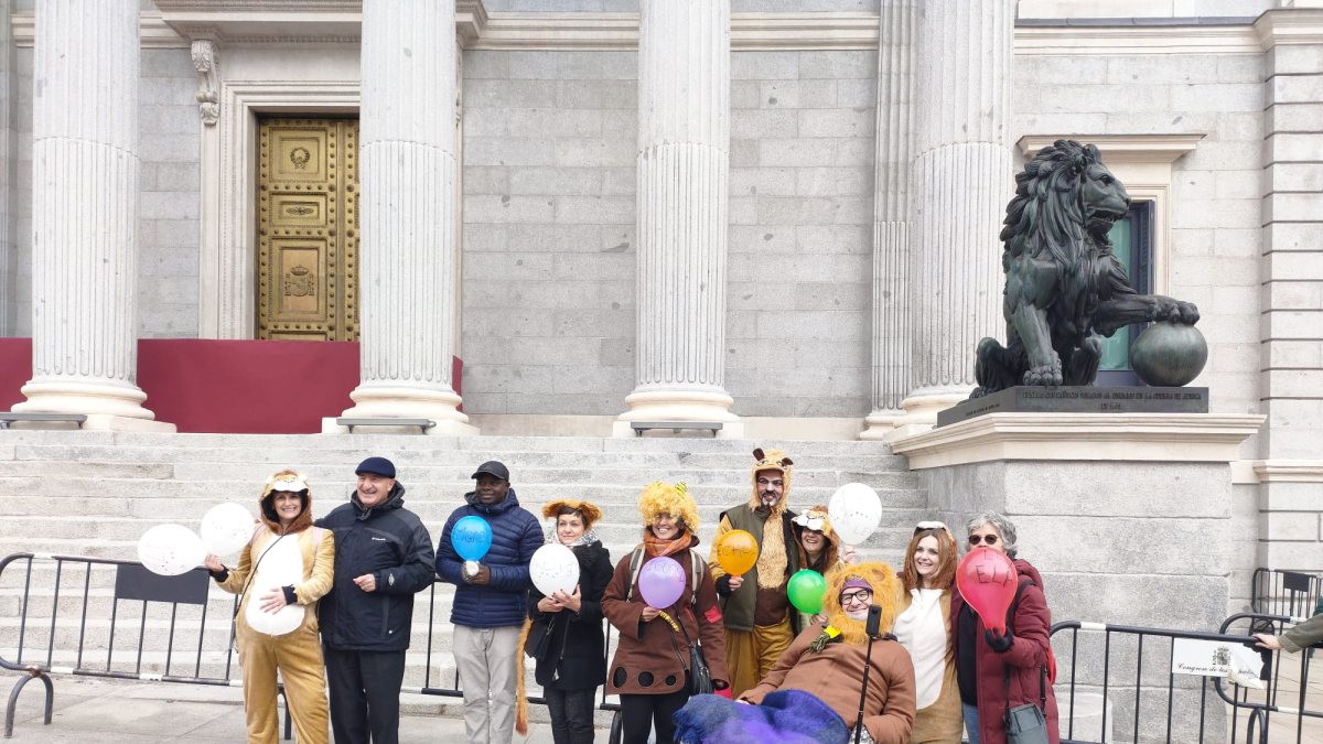 Dabiz Riaño y Raúl Aguirre, el pasado 3 de diciembre con un grupo de amigos a las puertas del Congreso de los Diputados.
