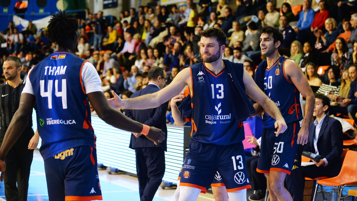 Vilá choca la mano con Thiam durante el partido