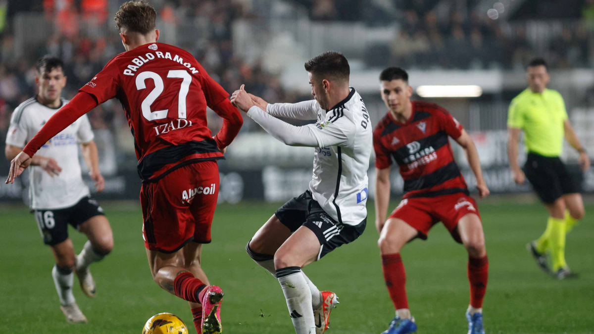 Pablo Ramón intenta hacerse con el balón ante el atacante blanquinegro.