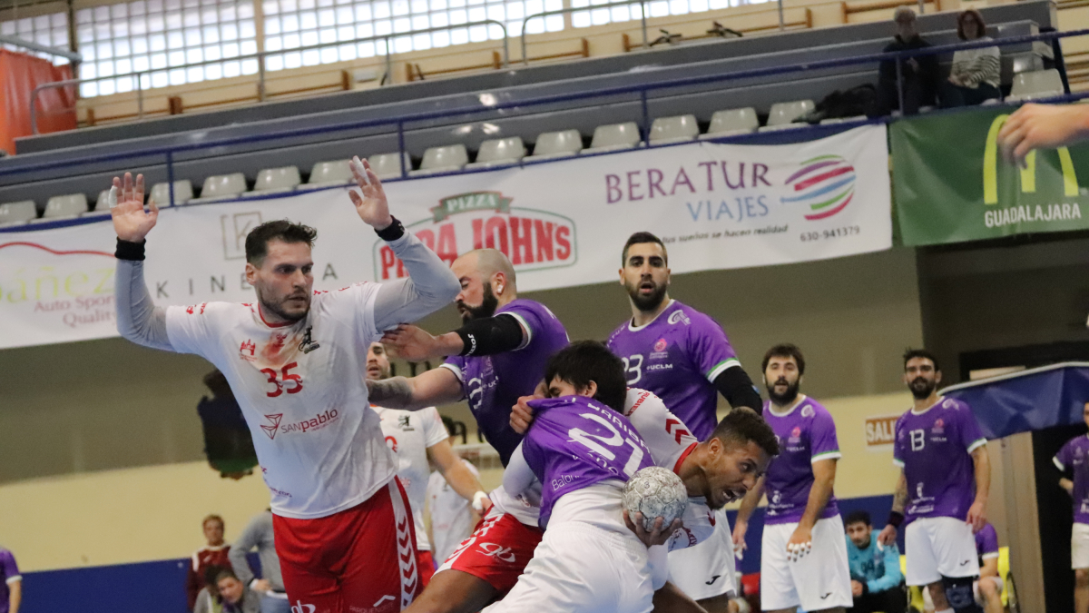 El San Pablo Burgos conseguía acabar con la racha del BM Guadalajara en los últimos instantes.