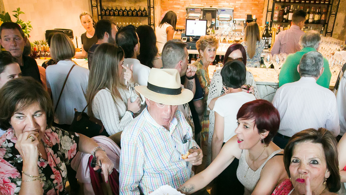 Un grupo de personas degustan tapas en un local de la capital burgalesa.