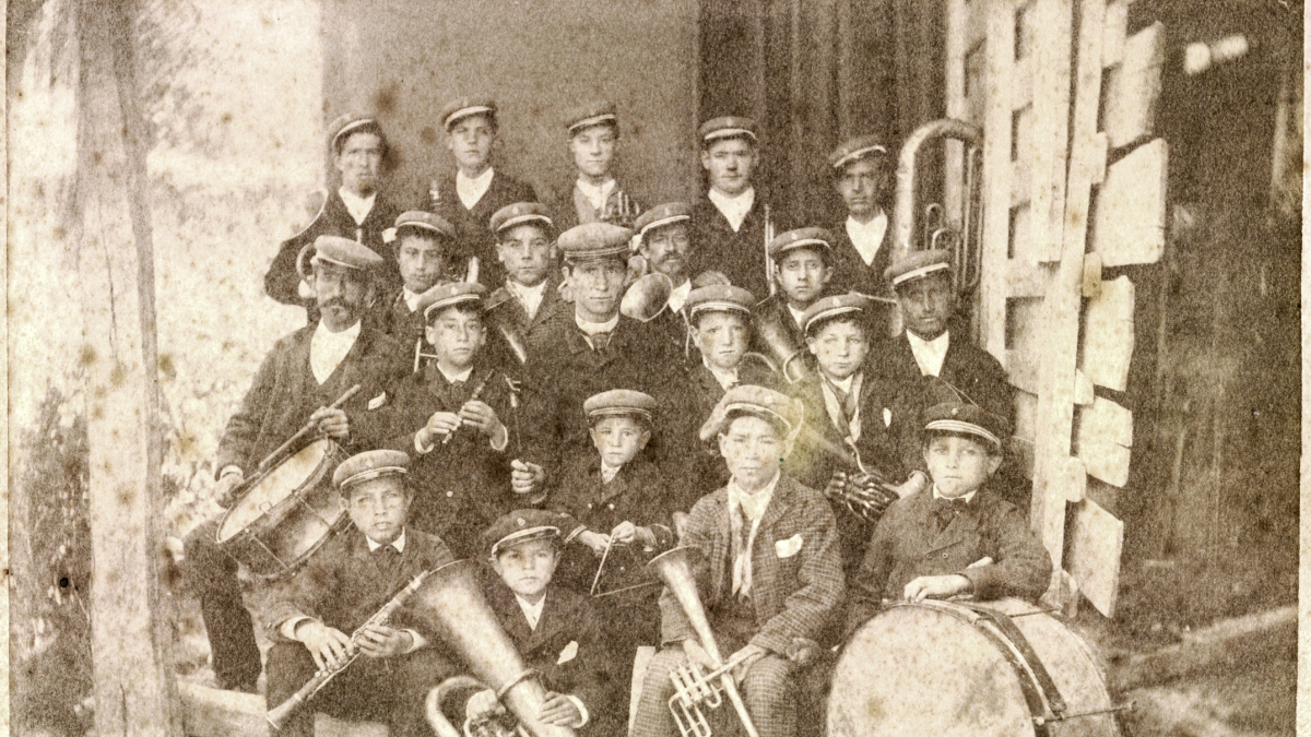 Antiquísima fotografía de la Banda de Música de Pradoluengo, tomada a finales del siglo XIX o principios del XX.