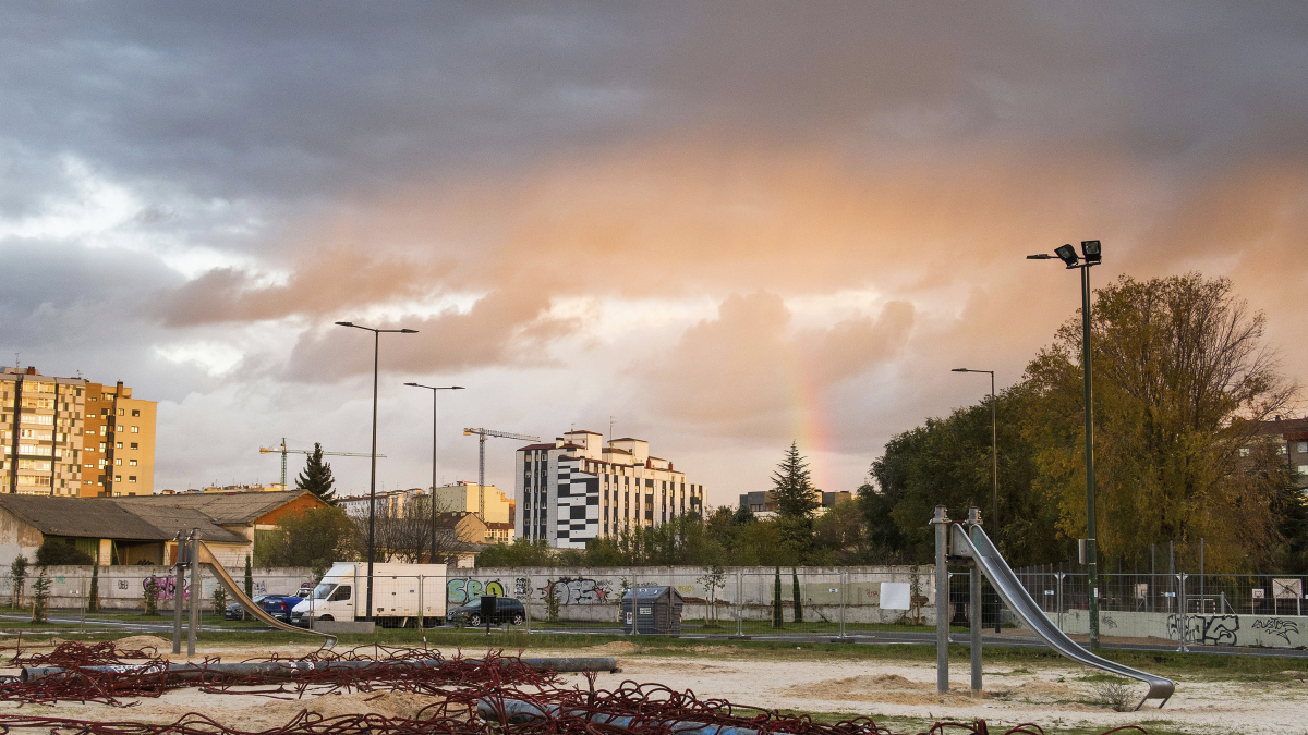 Parque infantil en obras junto al aparcamiento disuasorio en Gamonal