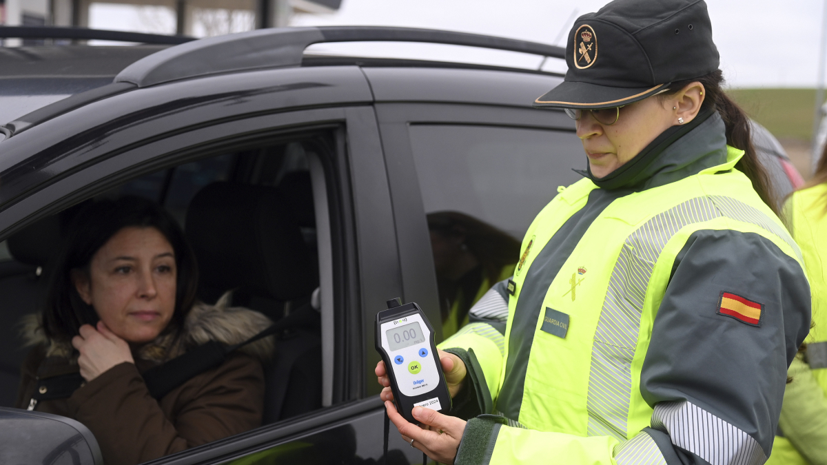 Una conductora se somete a un test por parte de una agente de Tráfico en un área de servicio en Villagonzalo Pedernales.