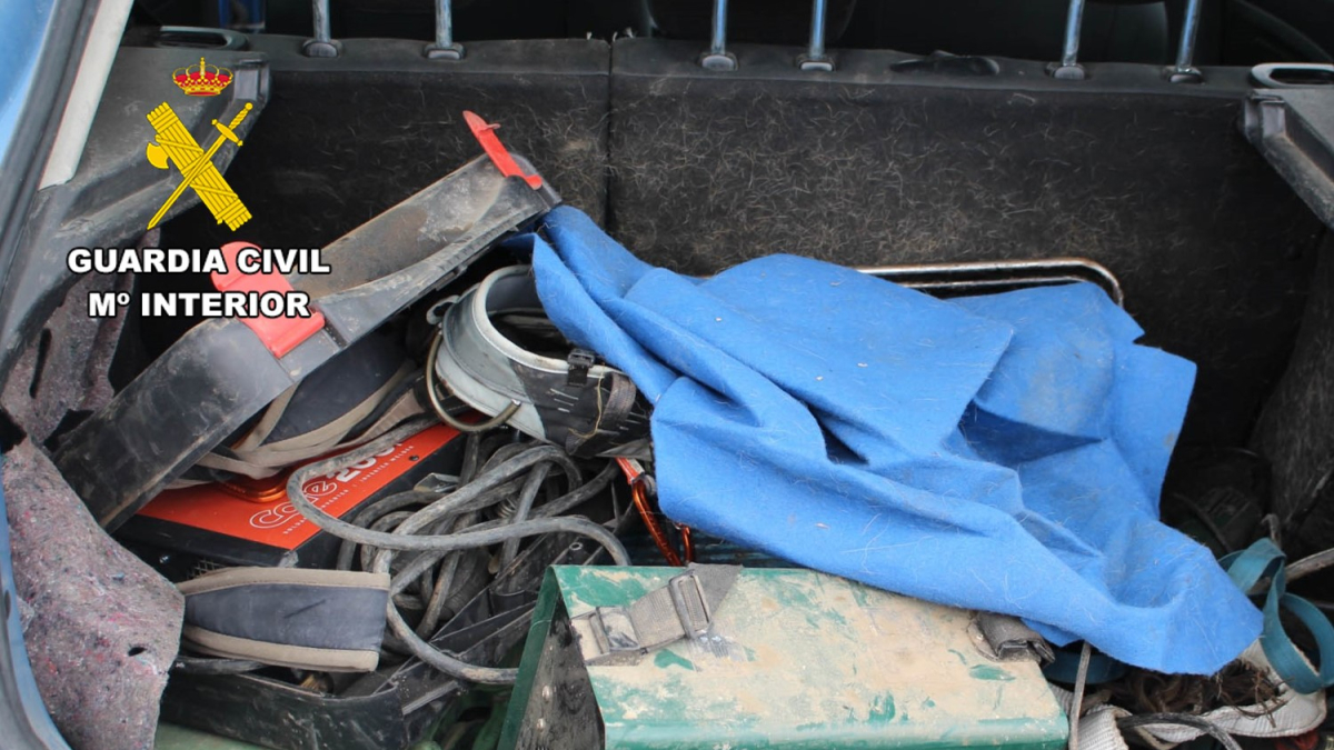 Material incautado por los agentes.
