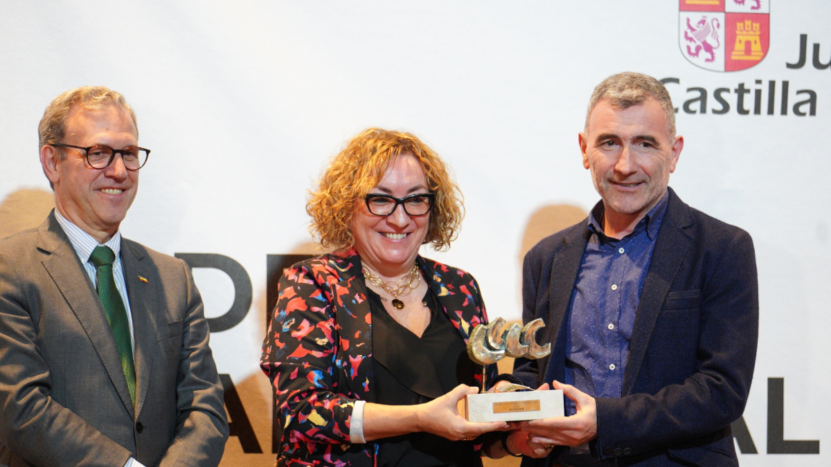 Consuelo Fontecha recoge el galardón.