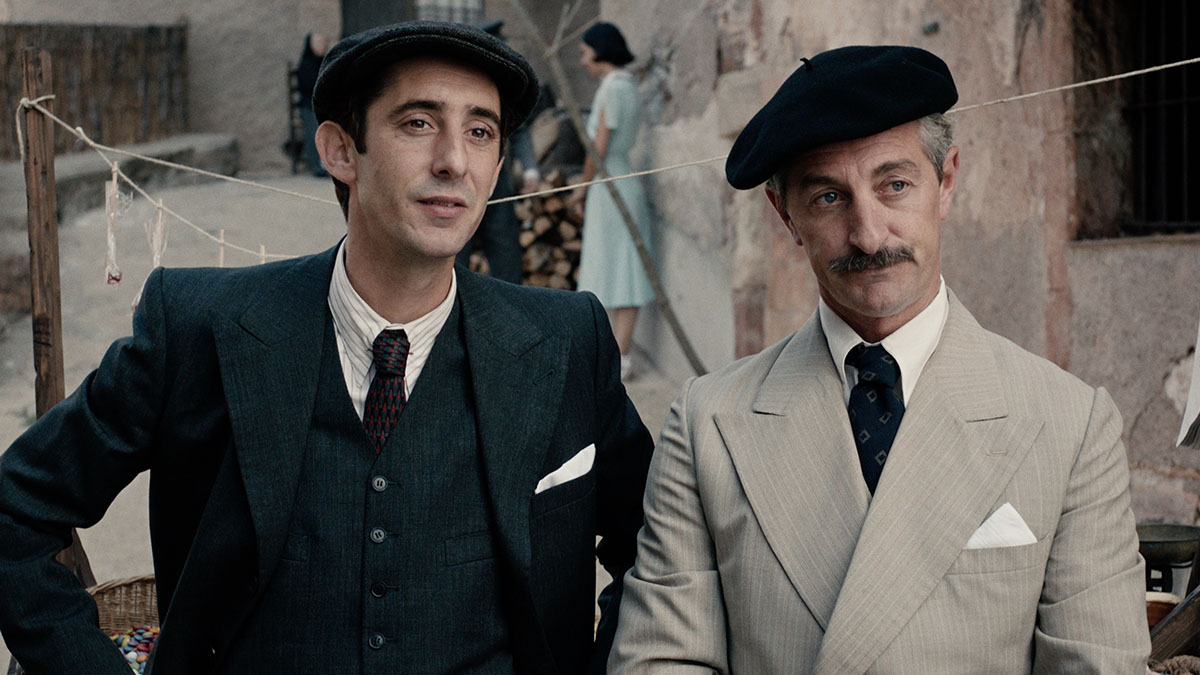 Enric Auquer (i) y Antonio Mora son el maestro y el alcalde de Bañuelos en la película.