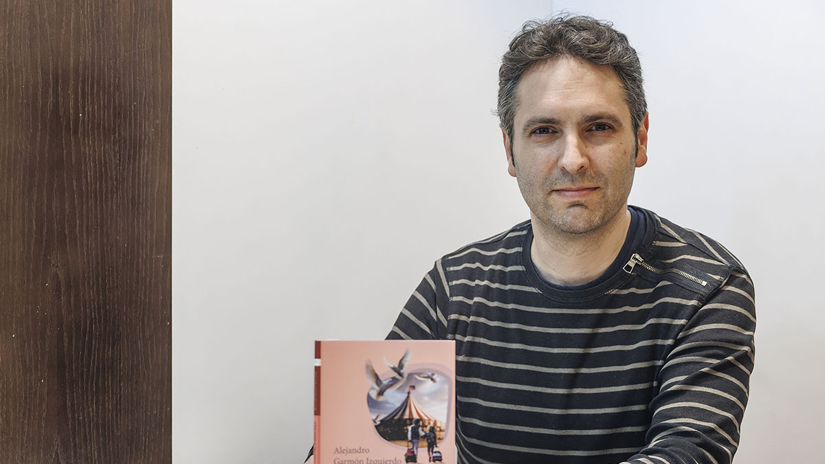 Alejandro Garmón Izquierdo, con su último poemario.