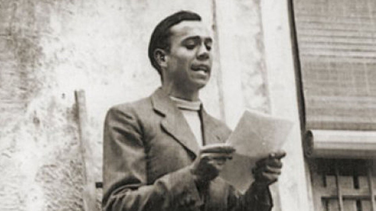 El poeta alicantino, leyendo la 'Elejía a Ramón Sijé'.