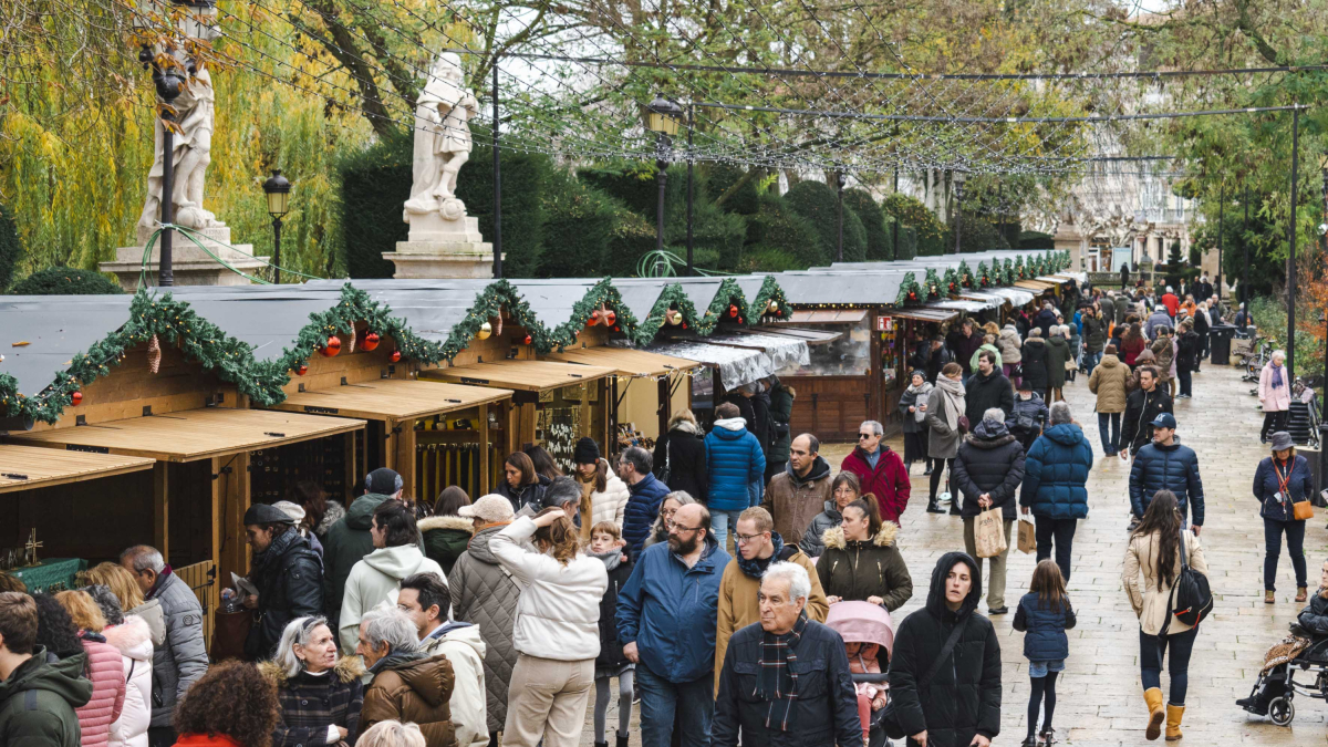 Desde la inauguración del Mercado Navideño de Oficios Artesanos la afluencia de público ha sido elevada, como manda la tradición.