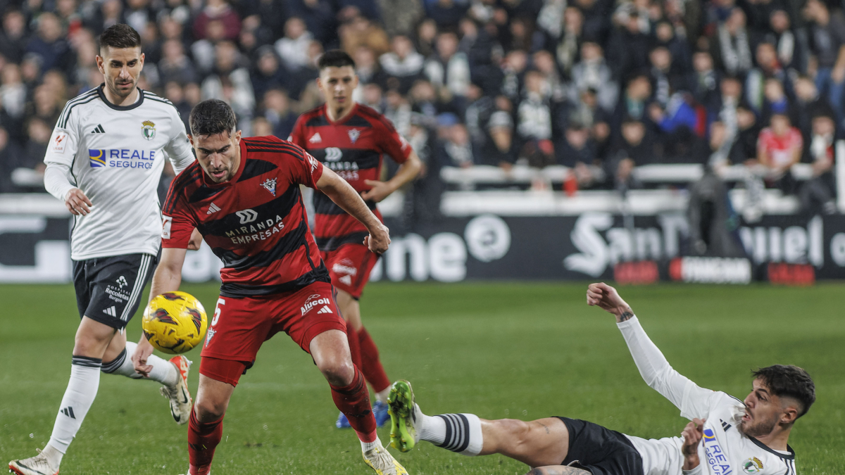 Imagen del partido entre el Burgos Cf y el CD Mirandés.