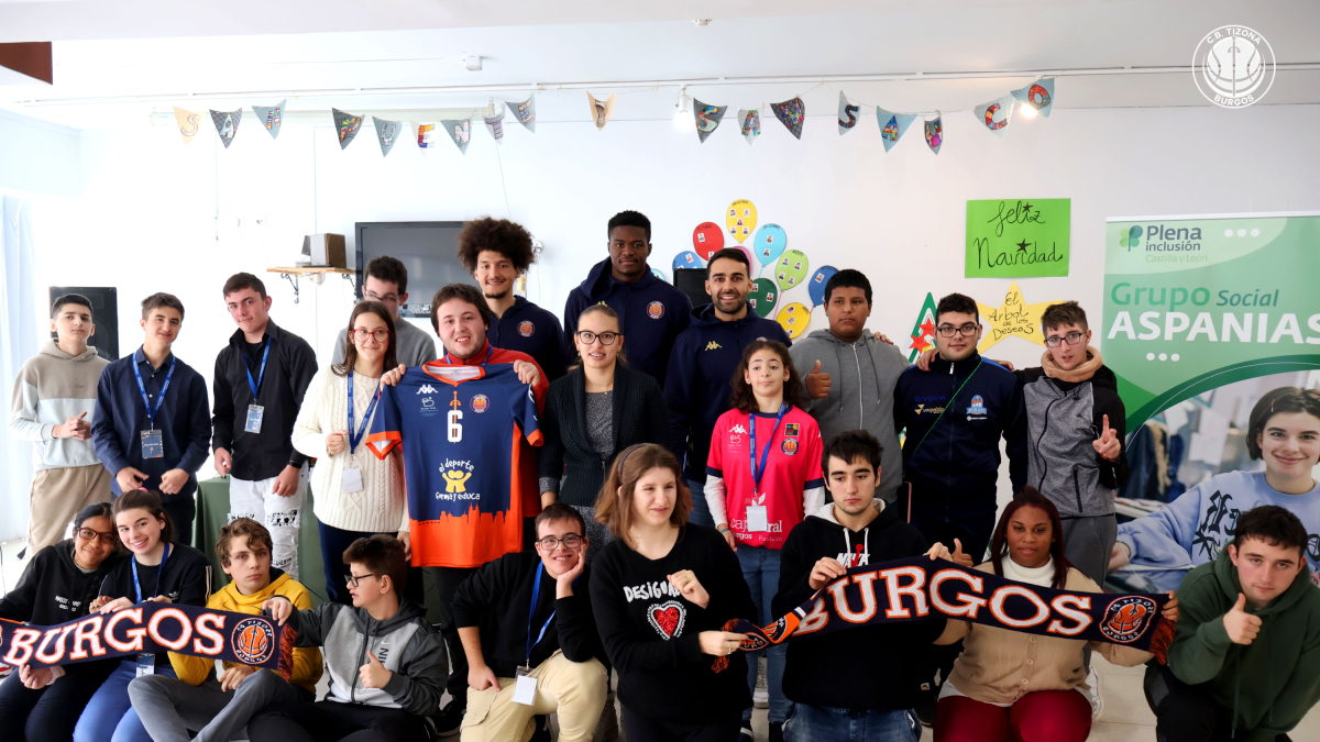 Jugadores del Tizona, con alumnos del centro de educación Fuentesaúco.
