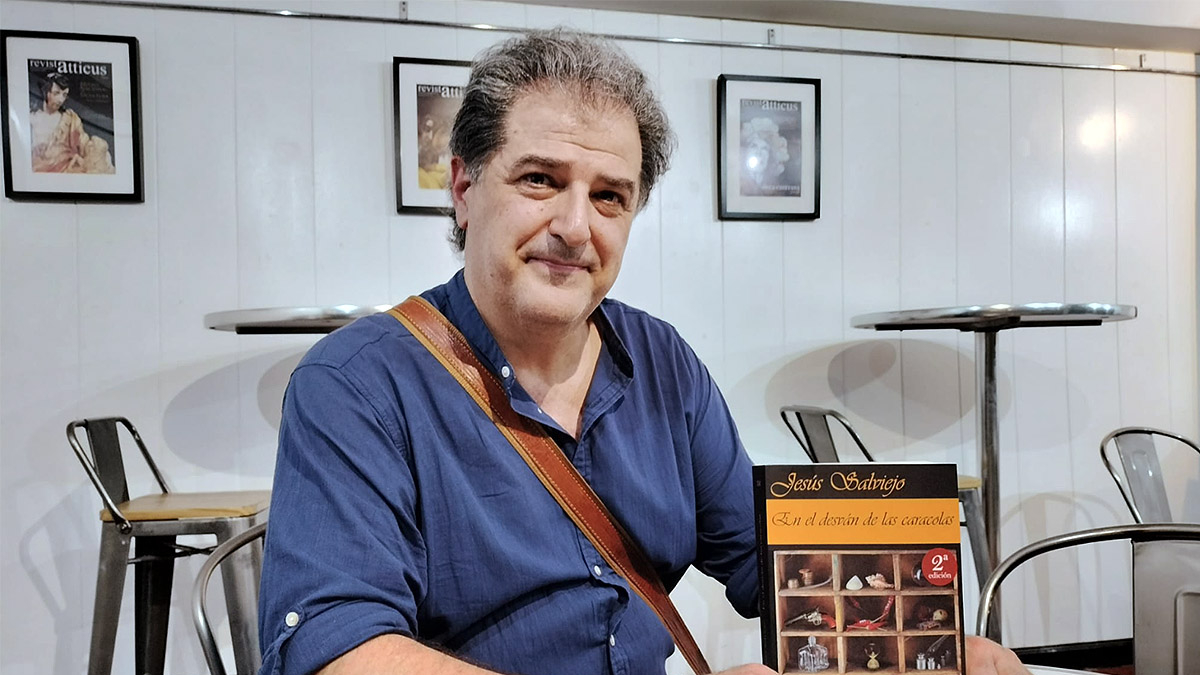 El escritor Jesús Salviejo, con un ejemplar de su última novela.