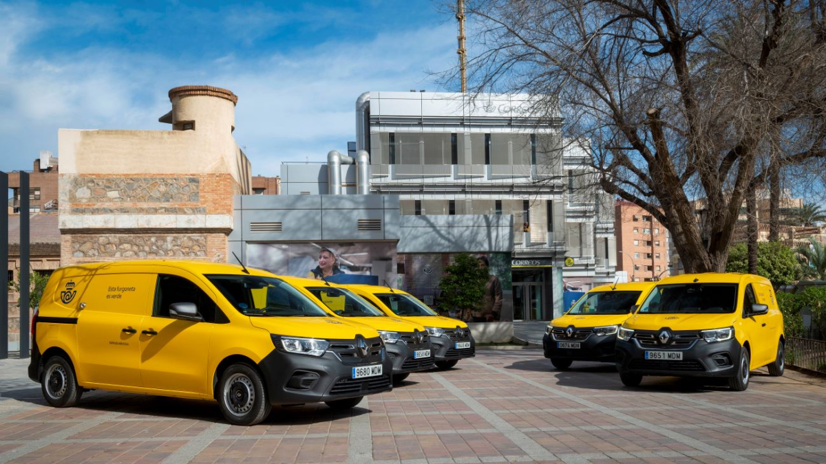 Flota de furgonetas eléctricas adquiridas por correos. En Burgos hay 21 vehículos de cero emisiones.