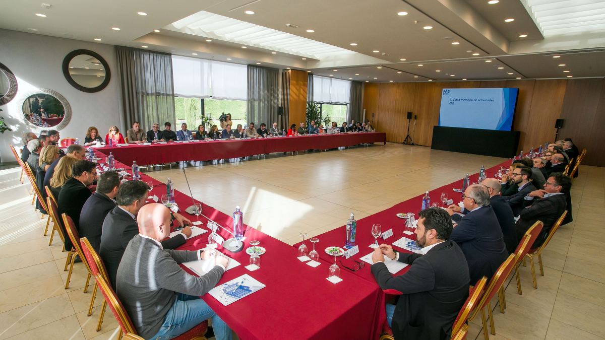 FAE invitaba a la alcaldesa, Cristina Ayala, y al concejal de Industria, Ángel Manzanedo, a la reunión de su junta directiva.
