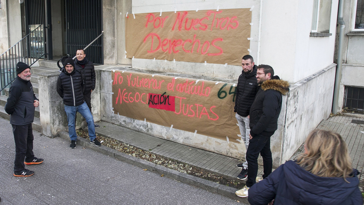 Protesta de trabajadores de la A-62 en el edificio de Demarcación de Carreteras