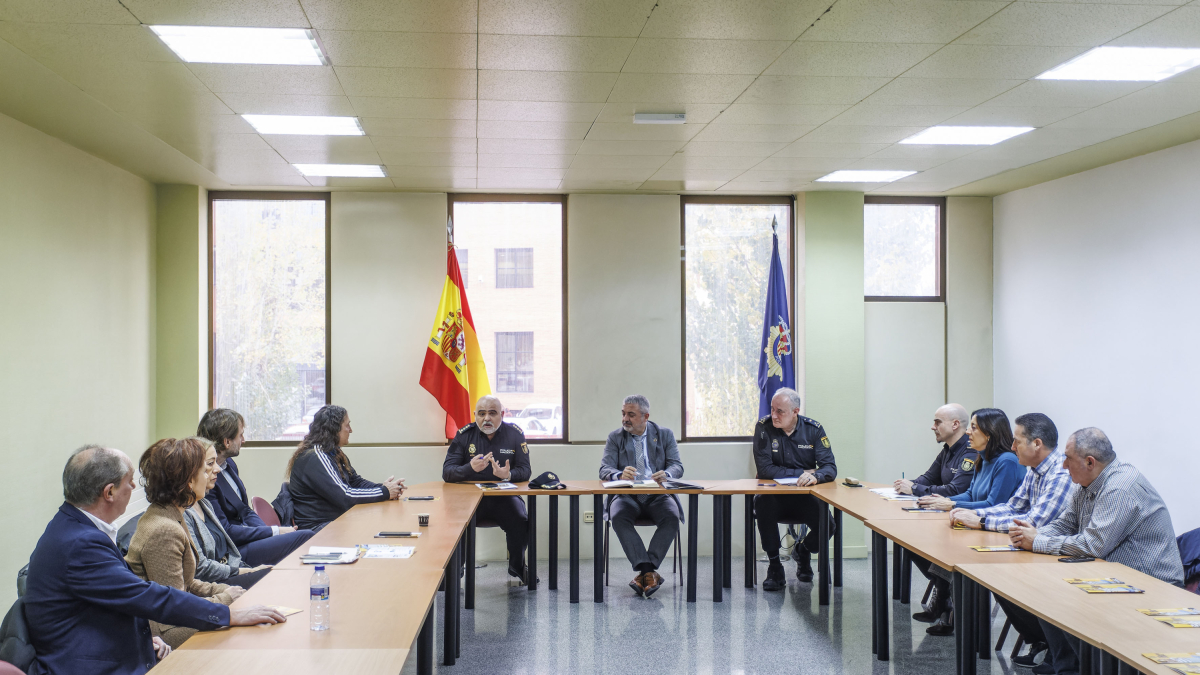 El subdelegado del Gobierno y responsables de la Policía Nacional se reunían con representantes del comercio local para presentar el dispositivo especial navideño.