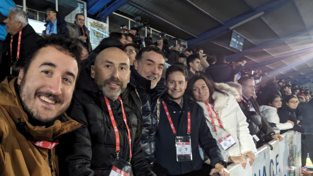 El alcalde con la concejala de Deportes y otros concejales del equipo de gobierno en un partido de la Arandina