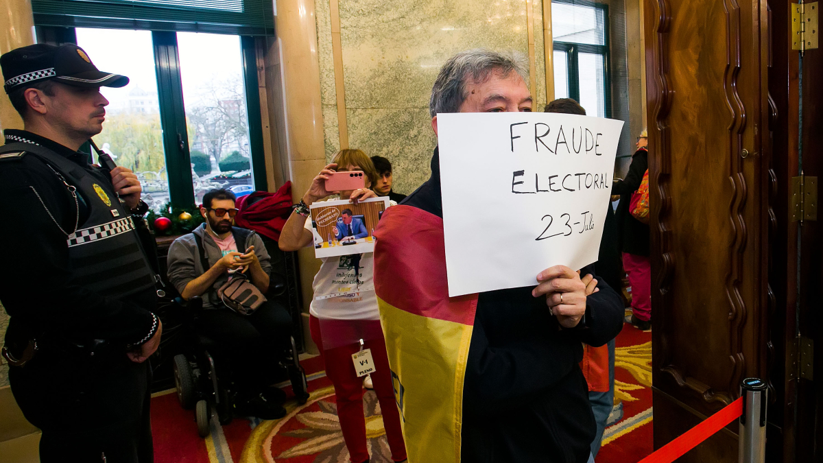 Uno de los carteles que pudieron verse en el Pleno municipal.