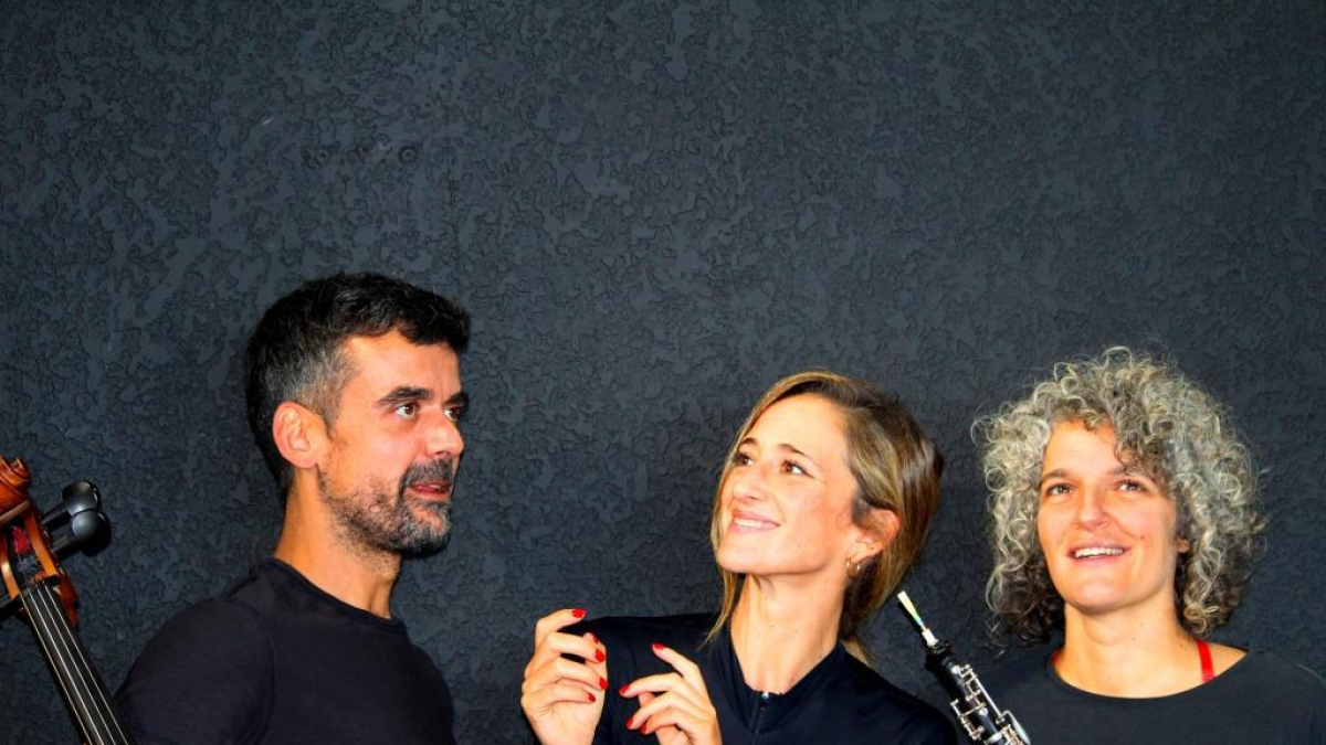 El Atópico Teatro desarrolla una propuesta en la que la música en directo de un oboe y un violonchelo se entrelaza con la danza.