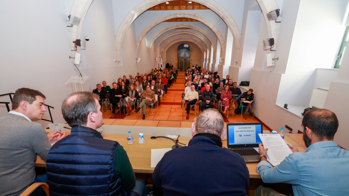 Un momento de la junta directiva del Partido Popular de Burgos, en el Monasterio de San Agustín.
