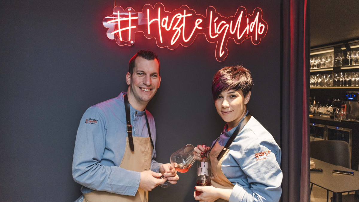 Diego González y Laura Rodríguez en su local de la calle San Gil,5.