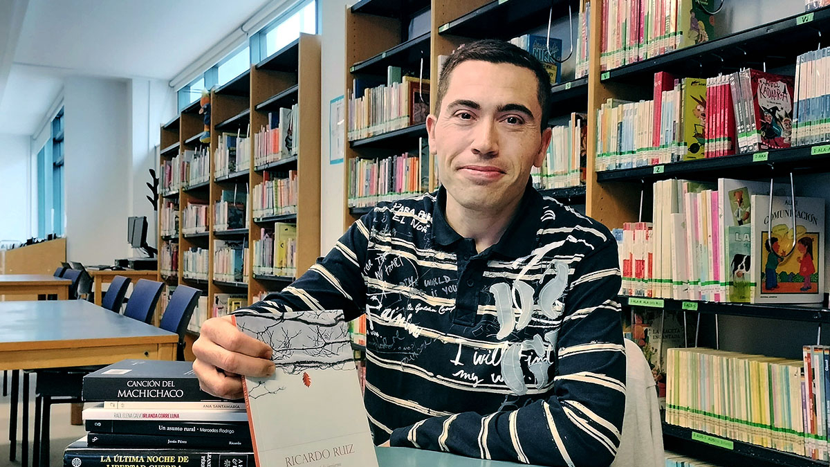Fernando Jerez, con algunos de los libros que han protagonizado ‘Las Tertulias Literarias’.