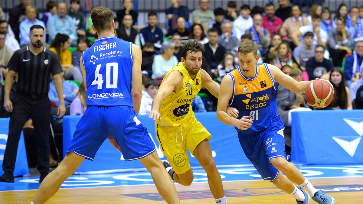 Imagen del partido entre el Longevida San Pablo Burgos y el Ourense.