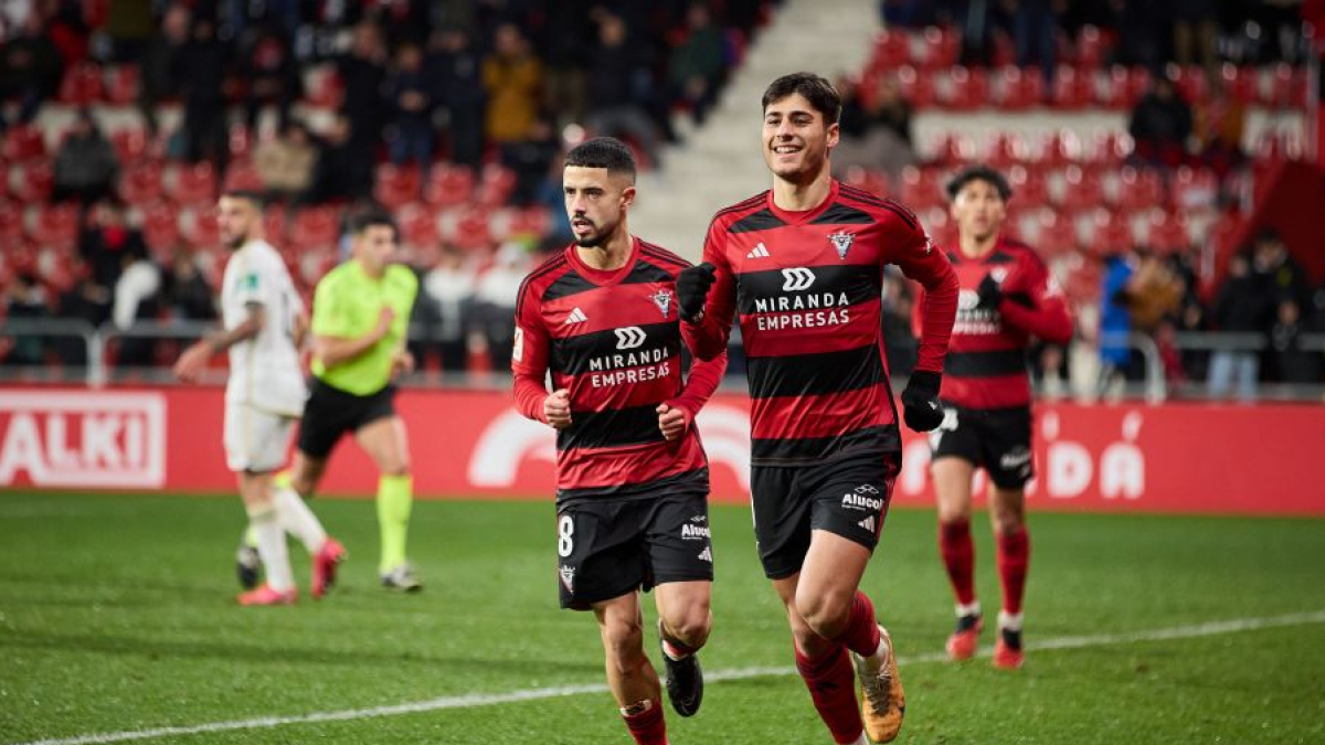 Los jugadores del Mirandés, con Carlos Martín a la cabeza, celebran uno de sus goles.