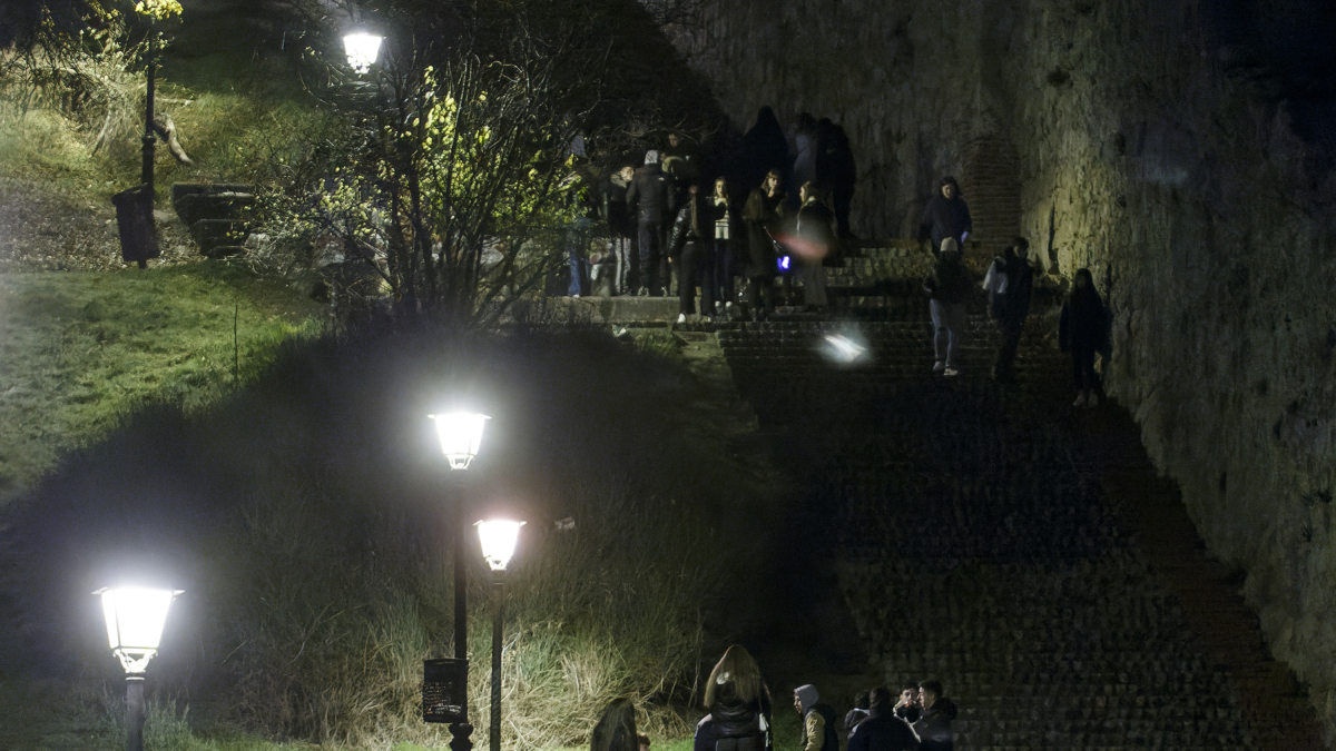 Jóvenes haciendo botellón en el entorno del Castillo de Burgos.