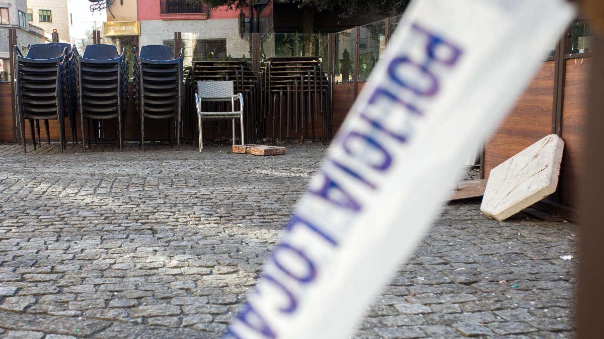 Una terraza precintada, tras la rotura por vandalismo de algunos de sus elementos.