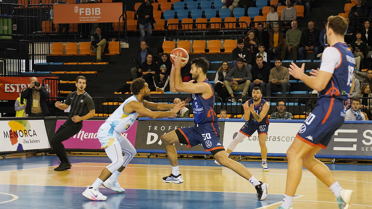 Imagen del partido entre el Menorca y el Grupo Ureta Tizona Burgos.