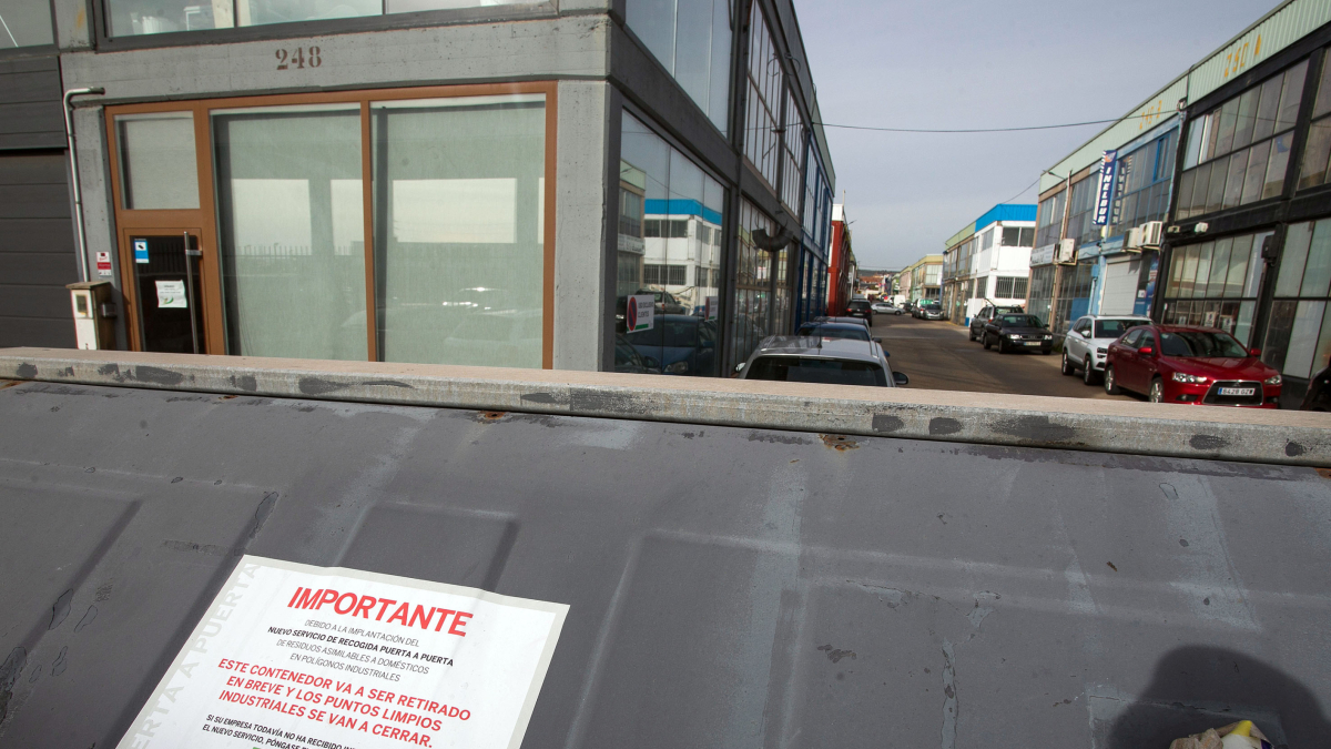 Contenedores en las naves de Pentasa en el polígono industrial Burgos Este.