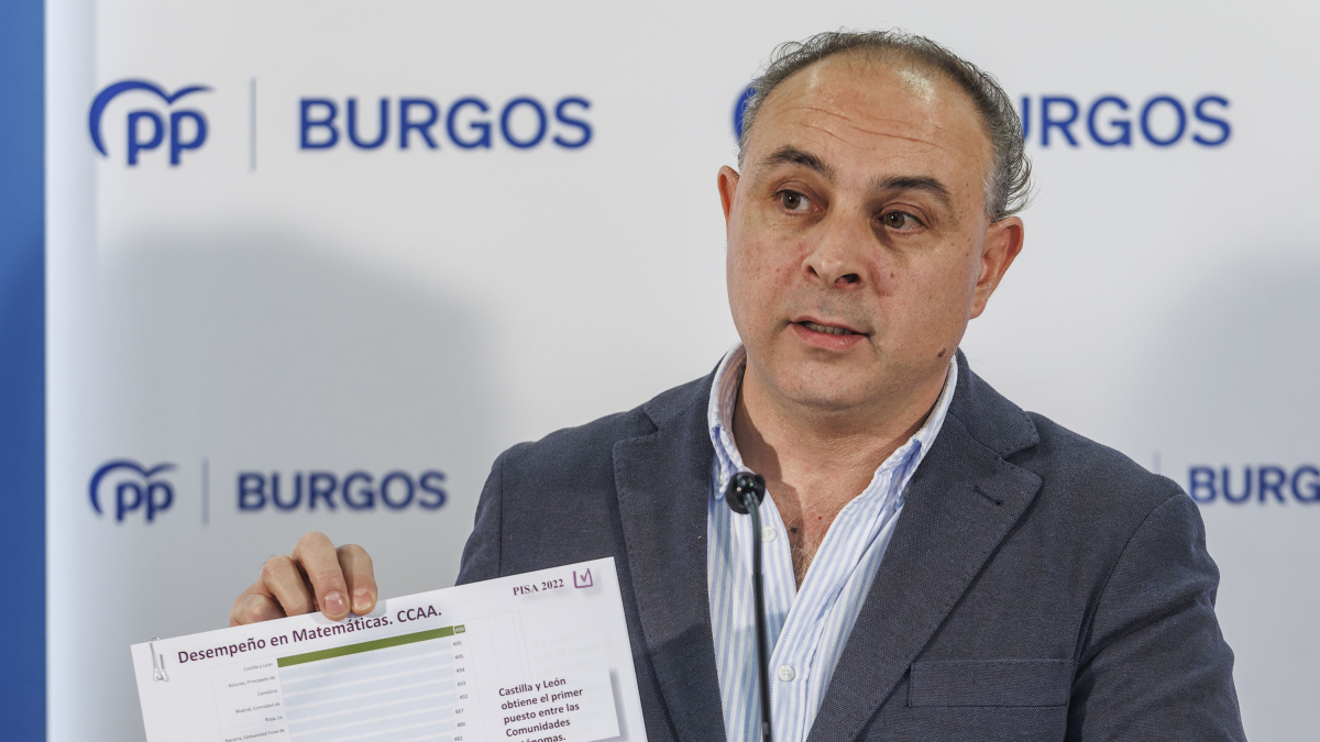 El procurador del PP Emilio Berzosa muestra gráficas que evidencian las ‘buenas notas’ de la región.