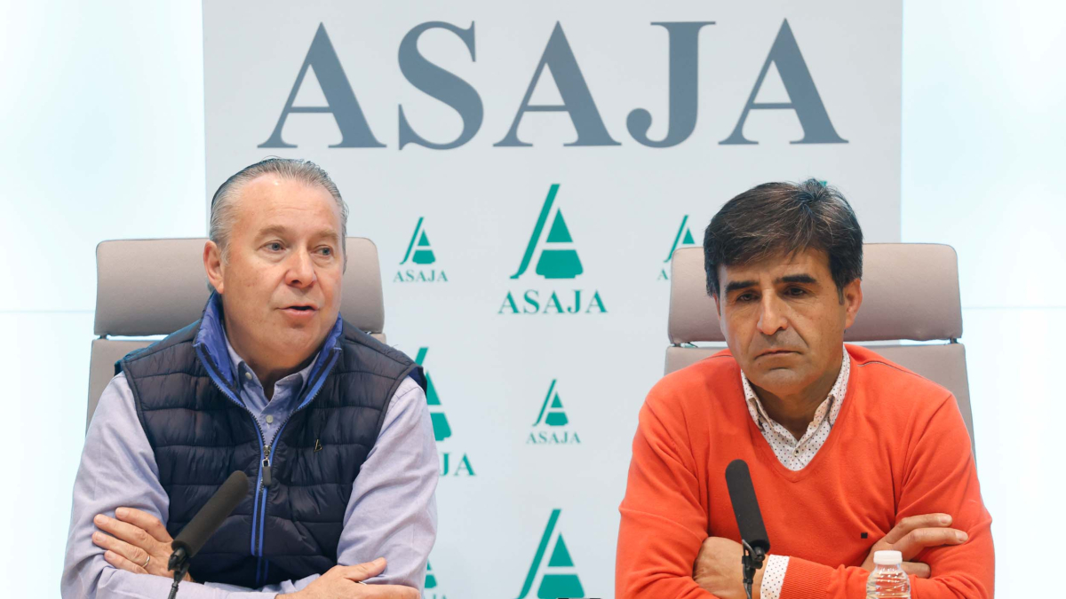 Donaciando Dujo y Esteban Martínez, de Asaja, hacen balance del ejercicio 2023.