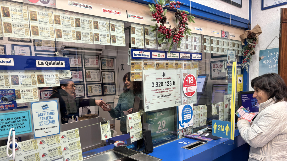 La gente ultima las compras de lotería