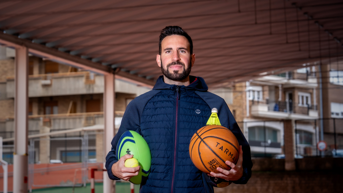 Alex posa en el colegio Vera Cruz, donde da clases de educación física