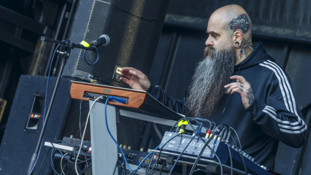 El productor musical Pure en medio de uno de sus shows.