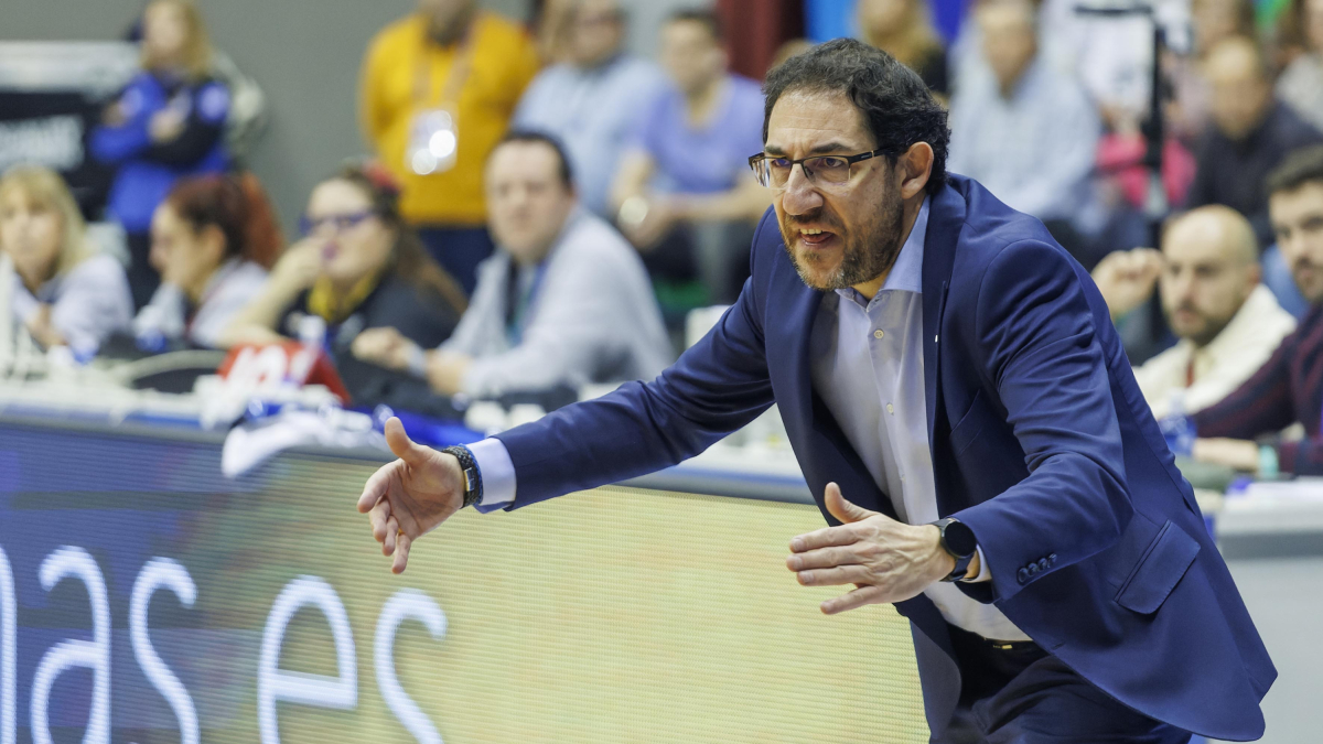 Encinas gesticula desde la banda del Coliseum durante el partido del 105-55 contra Ourense.