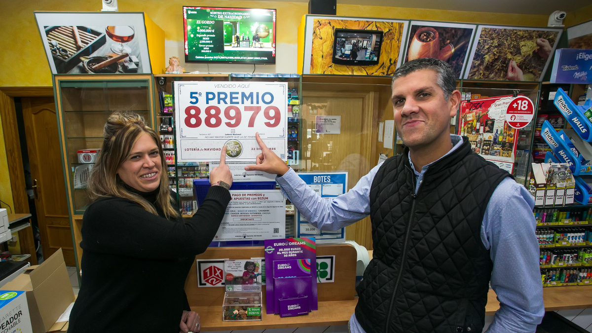 El estanco de Concesa Mencía, 143 fue el primero en repartir la suerte. Un quinto con el 88979.