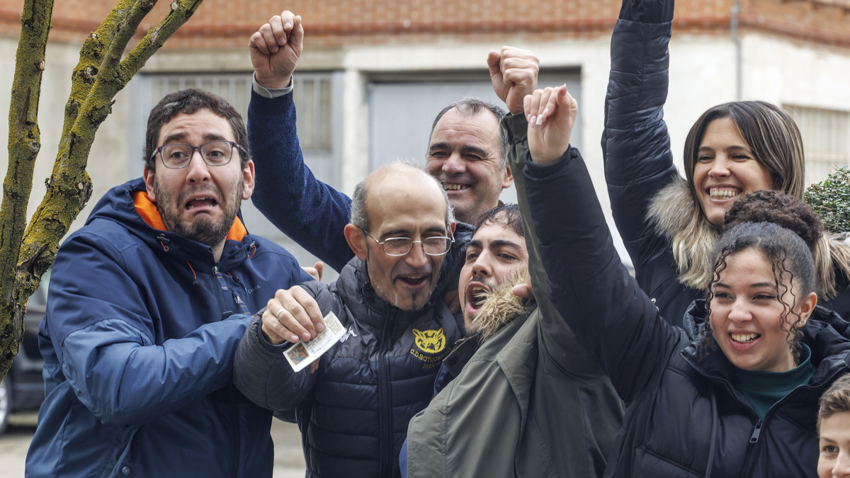 Vecinos de Belorado celebran el segundo premio del Sorteo de Lotería de Navidad.