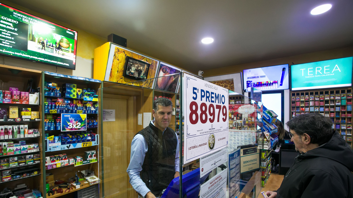 En el punto de venta de Concesa Mencía 143, que ha repartido un quinto, ya notaban la afluencia de agraciados con la pedrea.