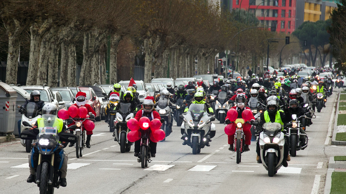 La cabalgata motera enfila la carretera de Poza en dirección al Hogar de Santa Teresa Jornet.