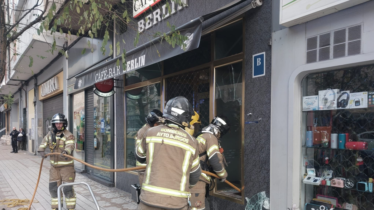 Intervención de los bomberos en el café Berlín del barrio de Gamonal.