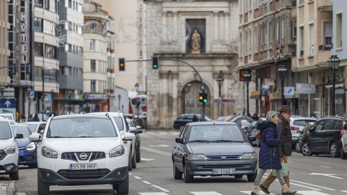 Una pareja cruza un paso de cebra en la calle Madrid de Burgos.